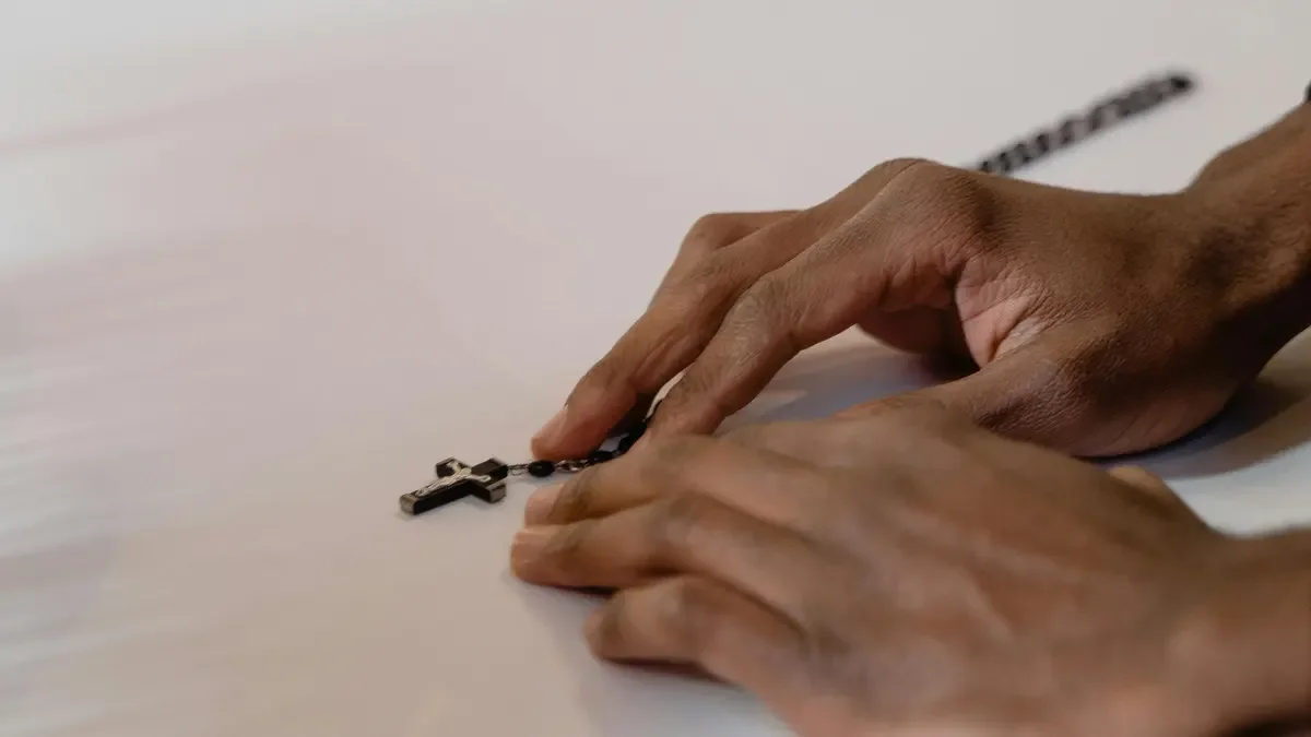 Ansiedad, miedo y fe: por qué aumentan las peticiones de exorcismo en Inglaterra