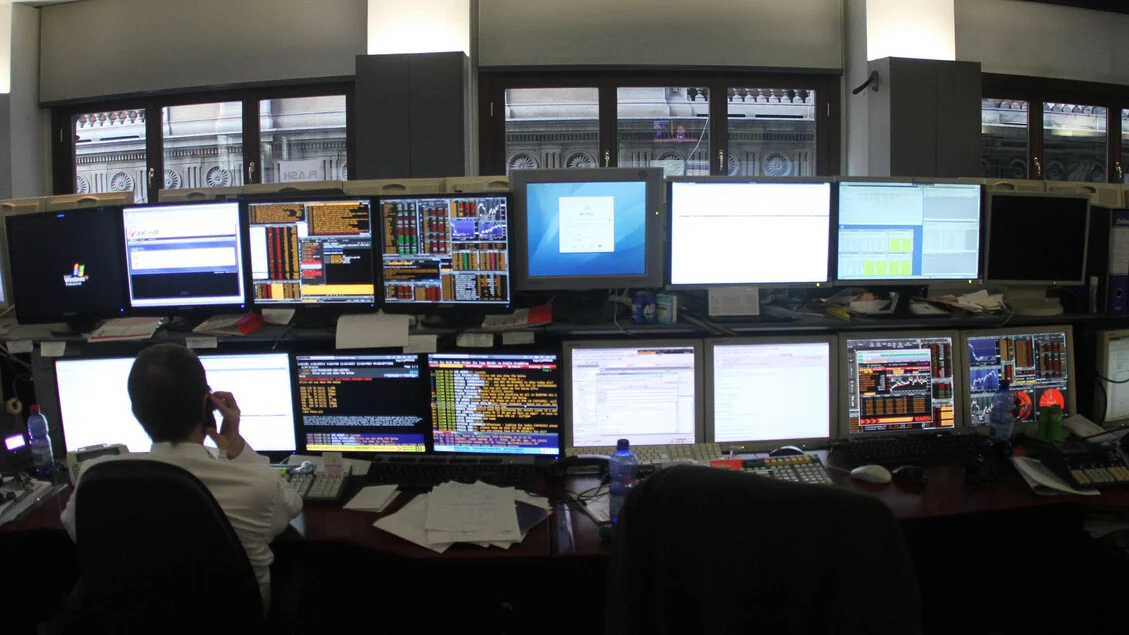 El diferencial entre Btp y Bund se reduce a 60,7 puntos, impactando inversiones europeas.