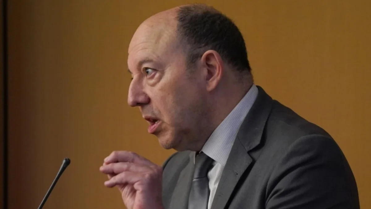 Las pensiones futuras serán menos generosas, advierte un economista experto