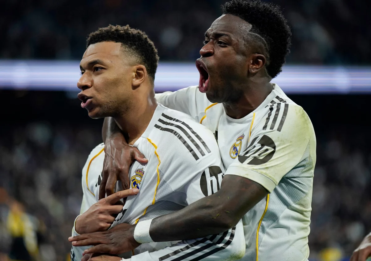 Los jubilados del Real Madrid celebran el gol de Mbappé que asegura su pase a la siguiente ronda